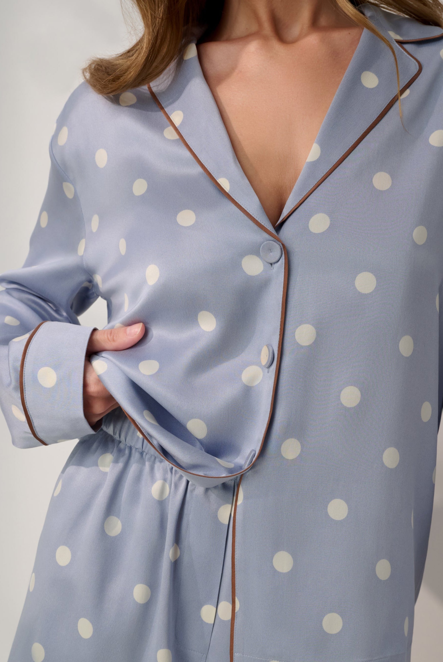 Lunya Pajamas - Washable Silk Button Up Long Sleeve Short Set #Riviera Dot/Iced Coffee