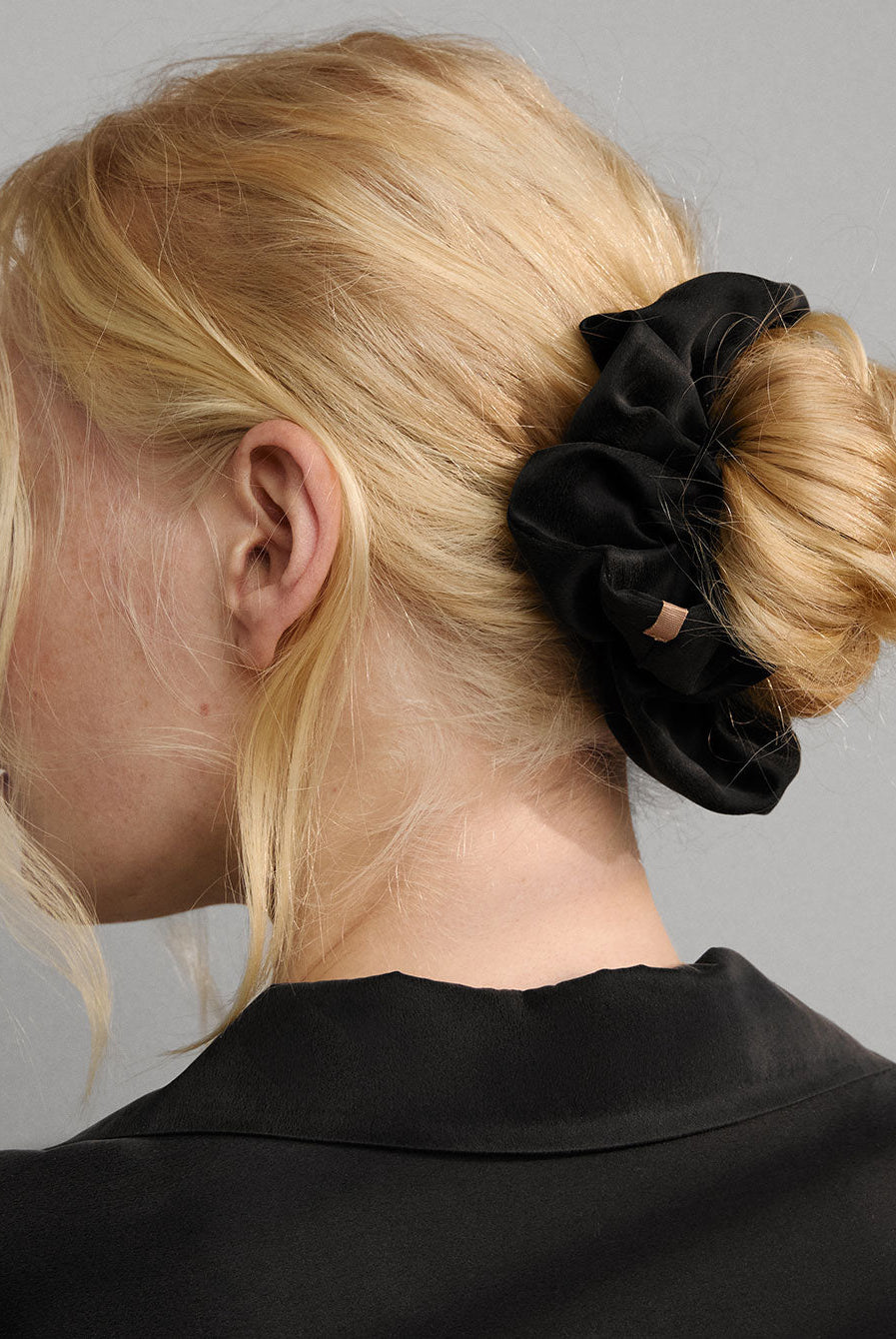 Lunya Washable Silk Classic Scrunchie - #Immersed Black