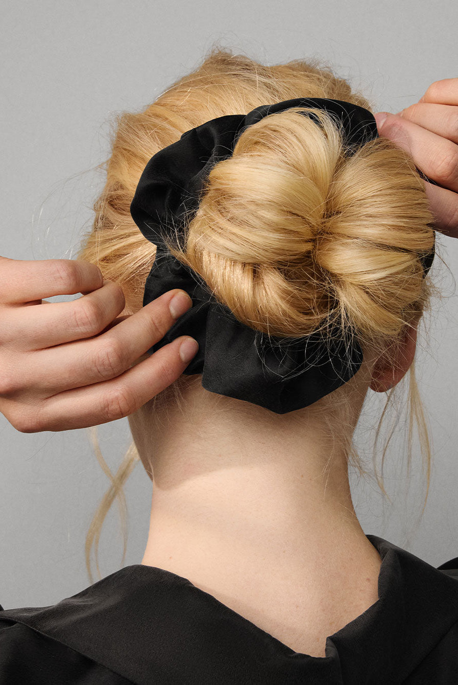 Lunya Washable Silk Classic Scrunchie - #Immersed Black