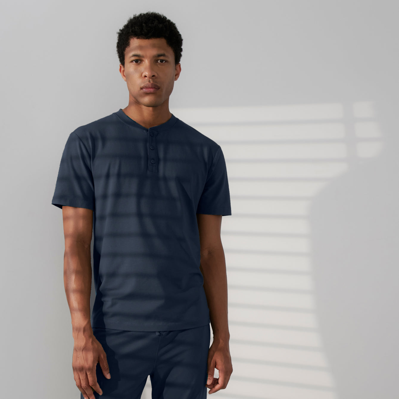 Lunya Pajamas - MEN’S SLUMBERKNIT™ HENLEY TEE - #deep blue